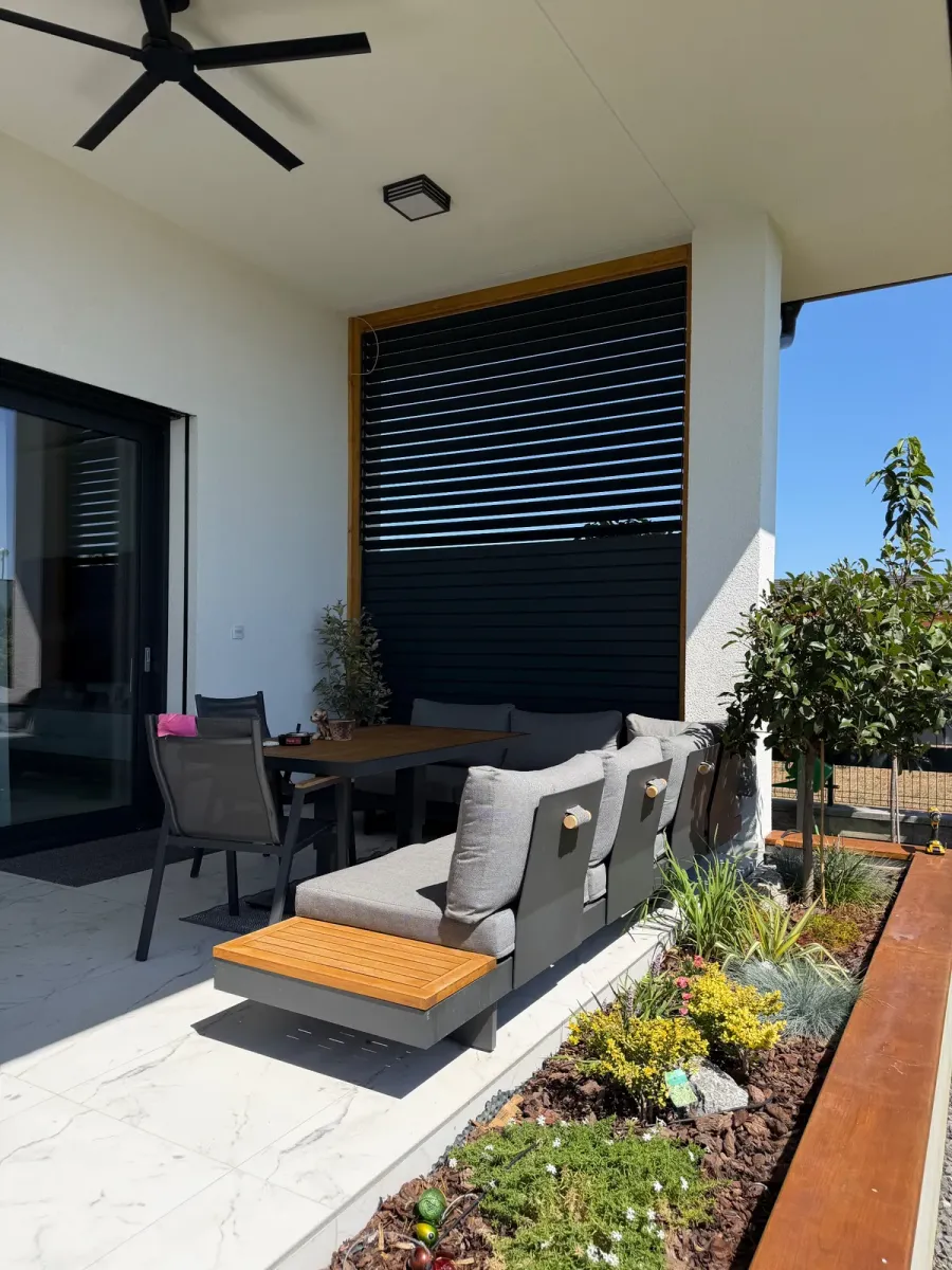 Wooden frame and aluminium louvres – Flowgarden project