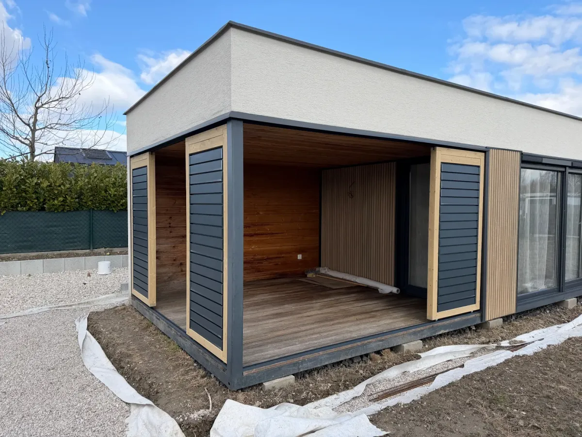 Wooden frame and aluminium louvres – Flowgarden project