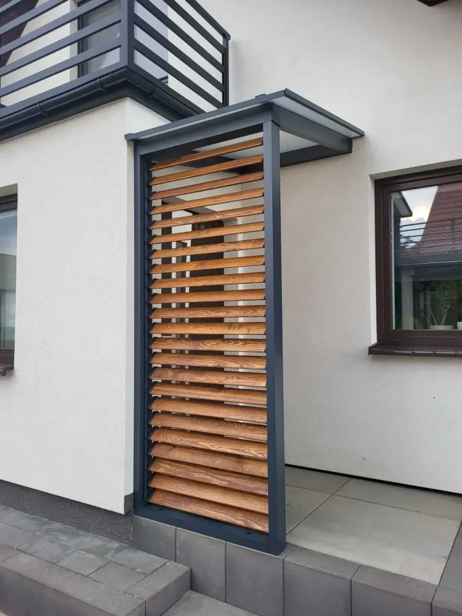 Aluminium frame and wooden louvres – Flowgarden project