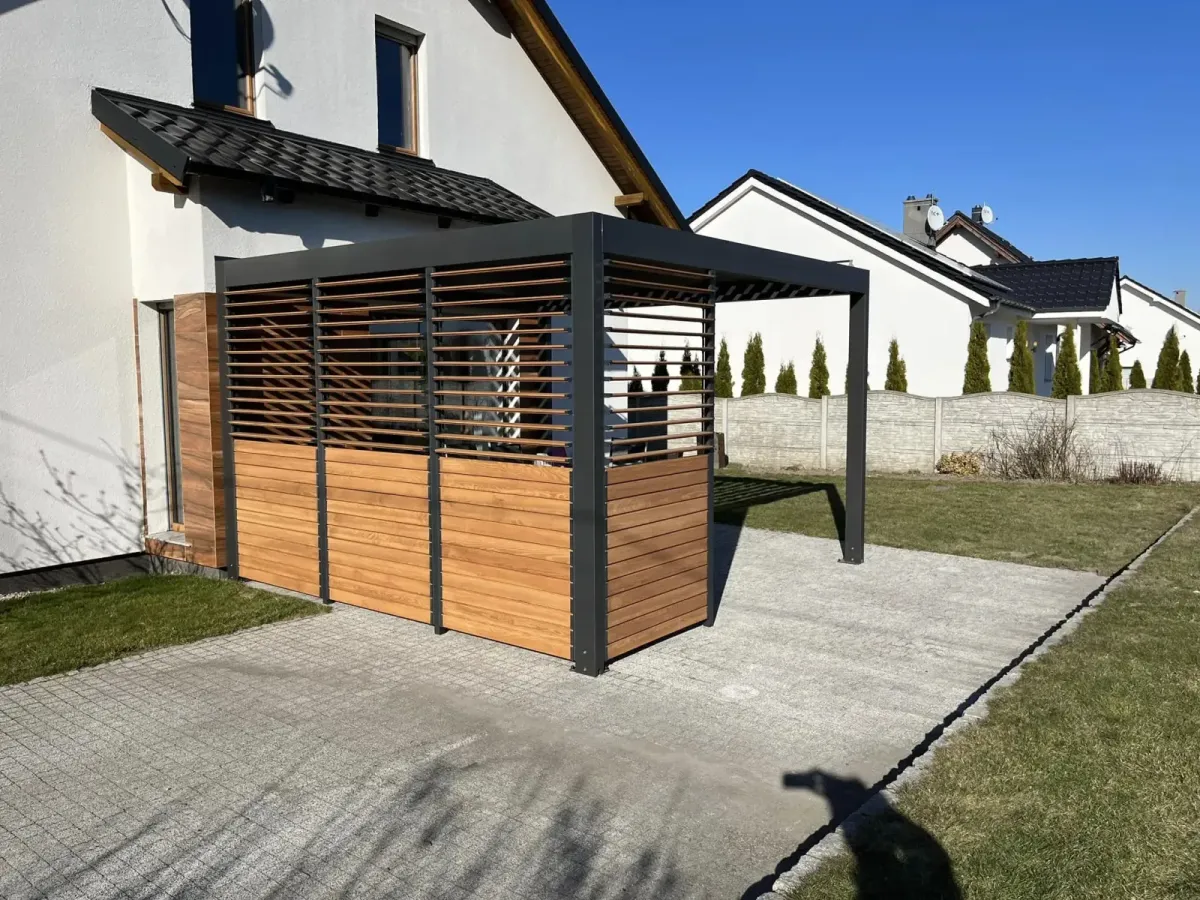 Aluminium frame and wooden louvres – Flowgarden project
