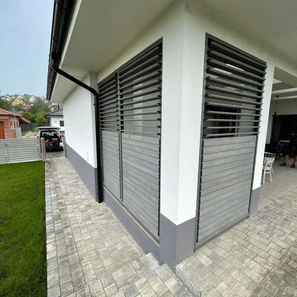 Aluminium frame and wooden louvres – Flowgarden project