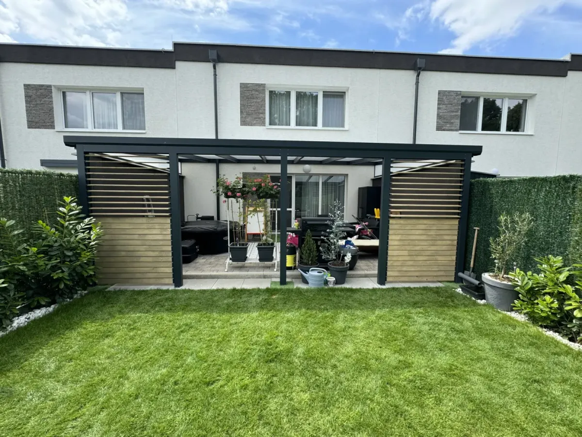 Aluminium frame and wooden louvres – Flowgarden project