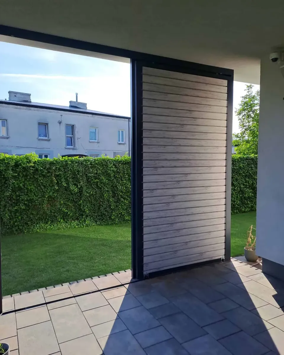 Aluminium frame and wooden louvres – Flowgarden project