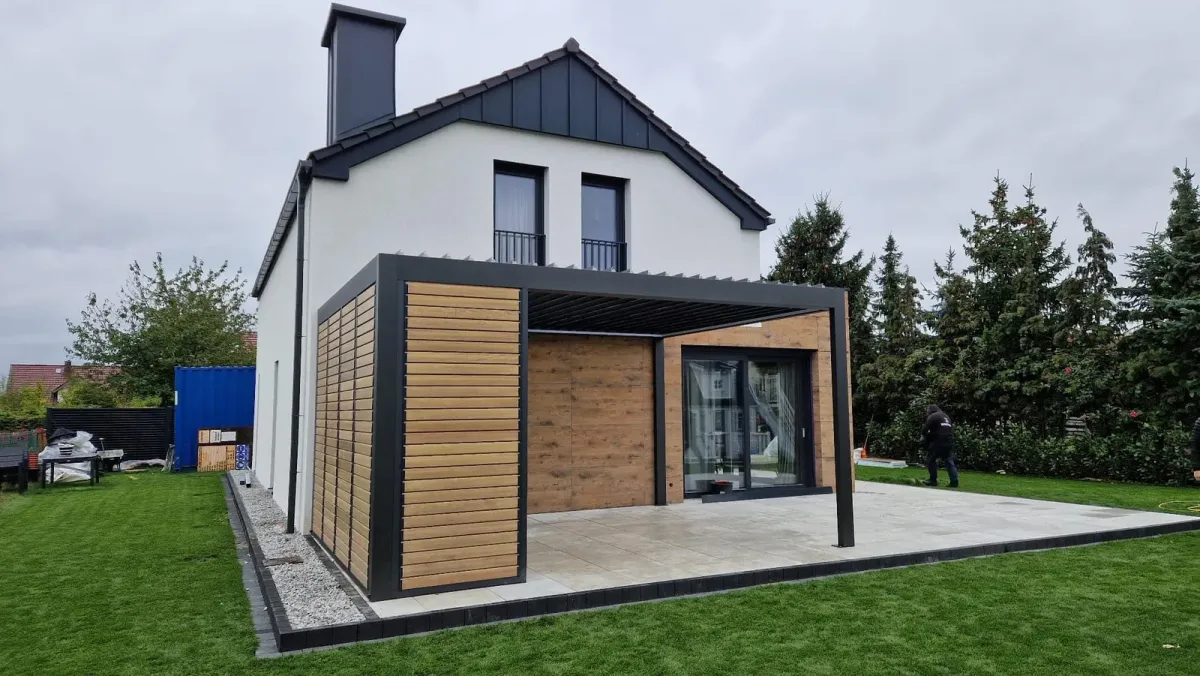 Aluminium frame and wooden louvres – Flowgarden project