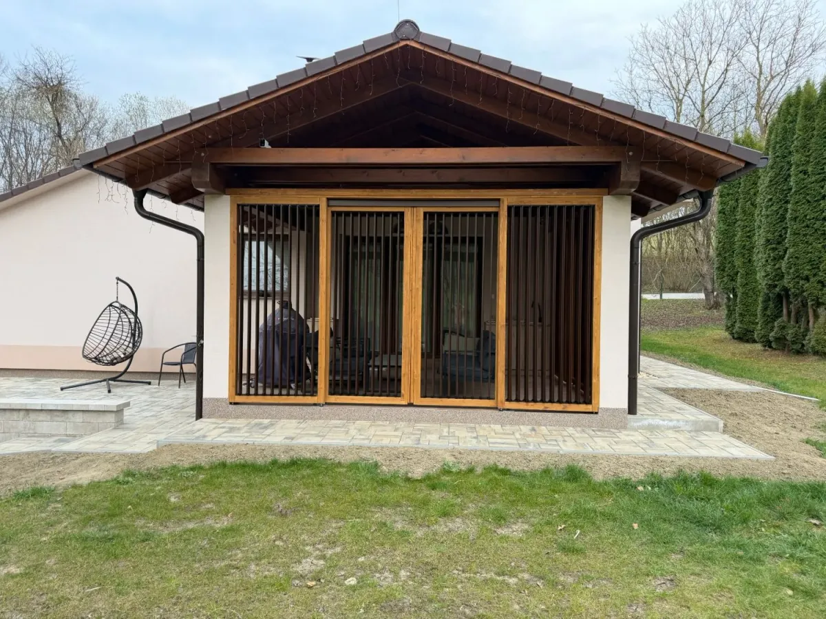 Vertikálne slnolamy – realizácia Flowgarden