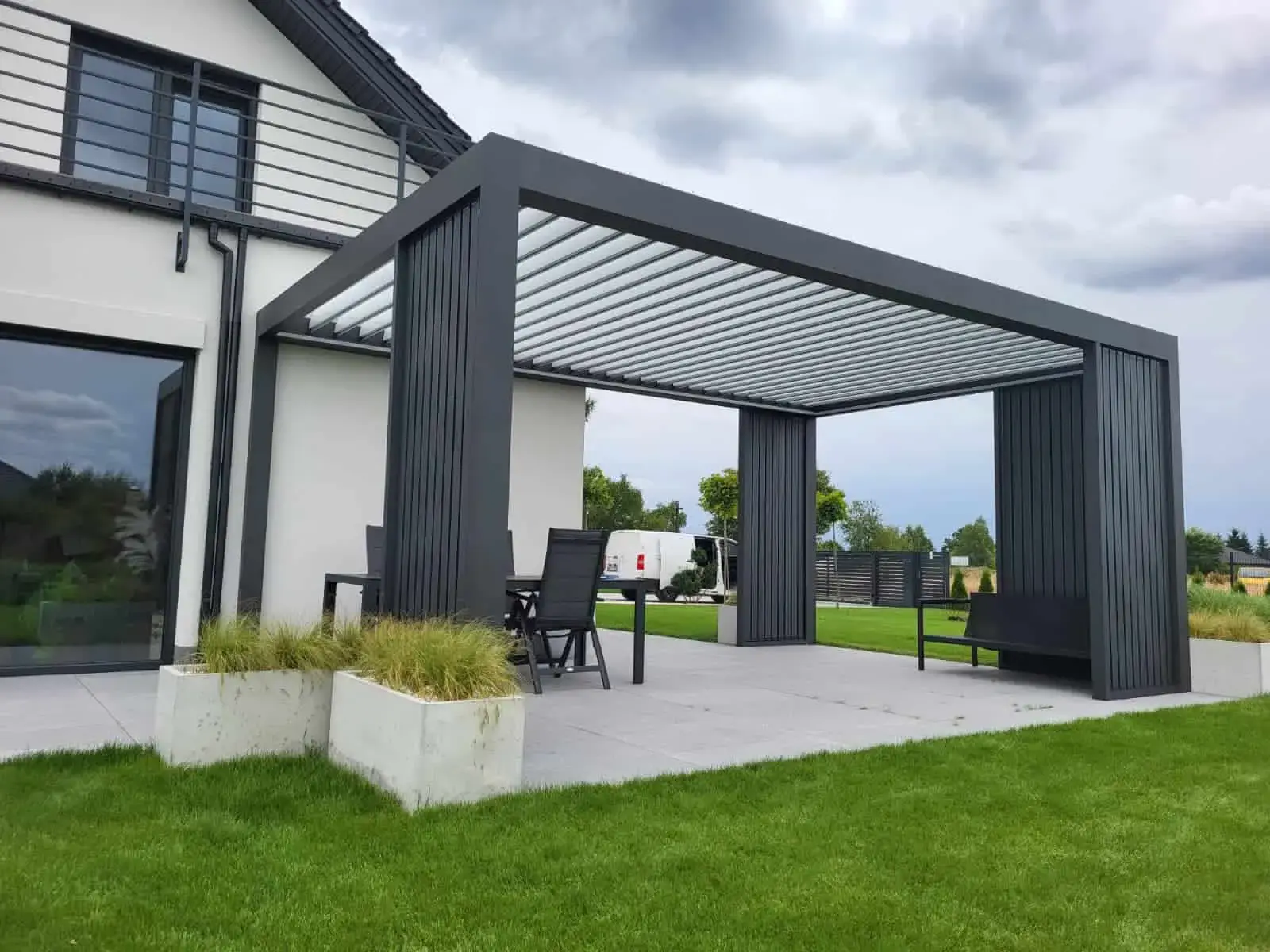Wooden pergola made of BSH beams by a family house – Flowgarden project