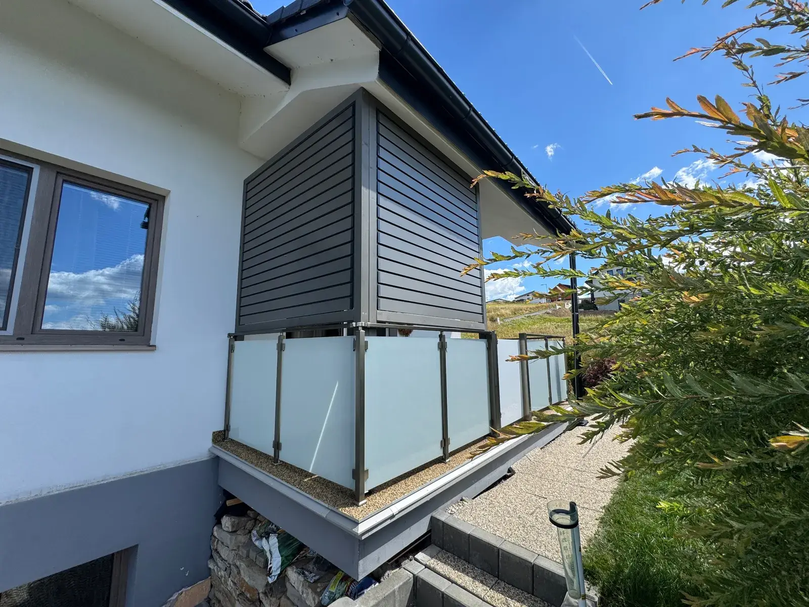 Combined louvres – detail of the wooden frame and aluminium louvres, Flowgarden