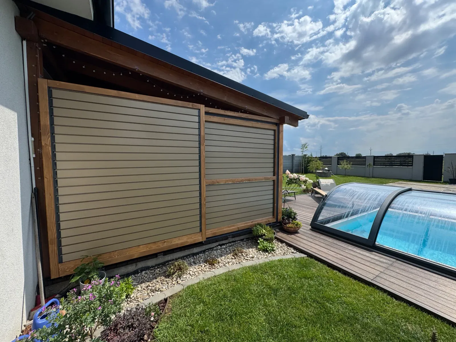 Wooden frame – aluminium louvres – Flowgarden project, photo 1 of 75