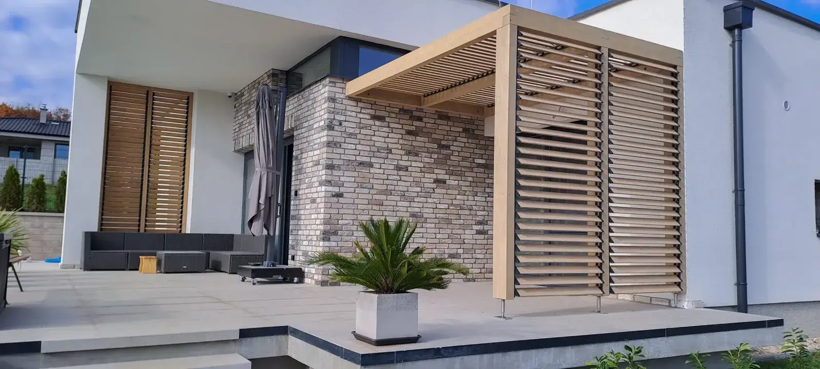 Wooden pergola by Flowgarden