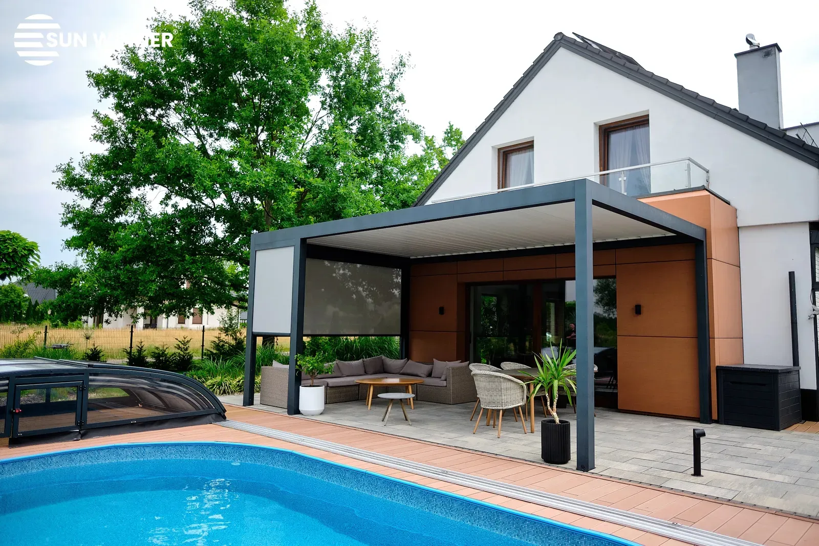 Bioclimatic pergola with rotating aluminium louvres