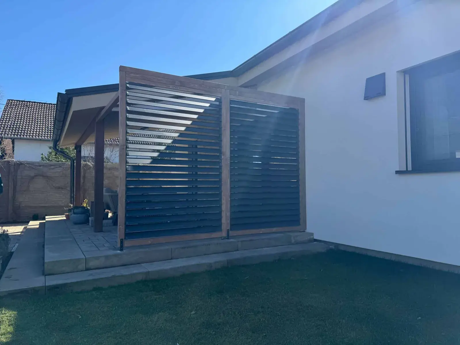 Pergola with combined louvres – wooden frame and aluminium louvres, Flowgarden