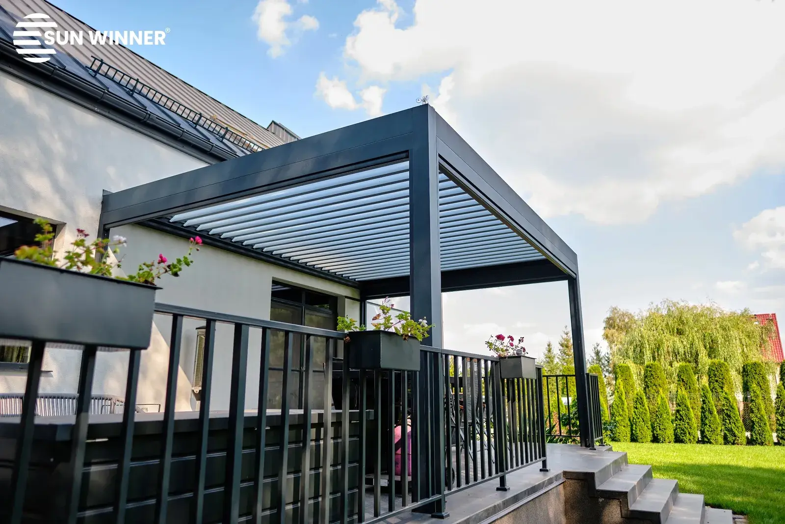 Pergola with a rotating louvre roof in anthracite – Flowgarden project