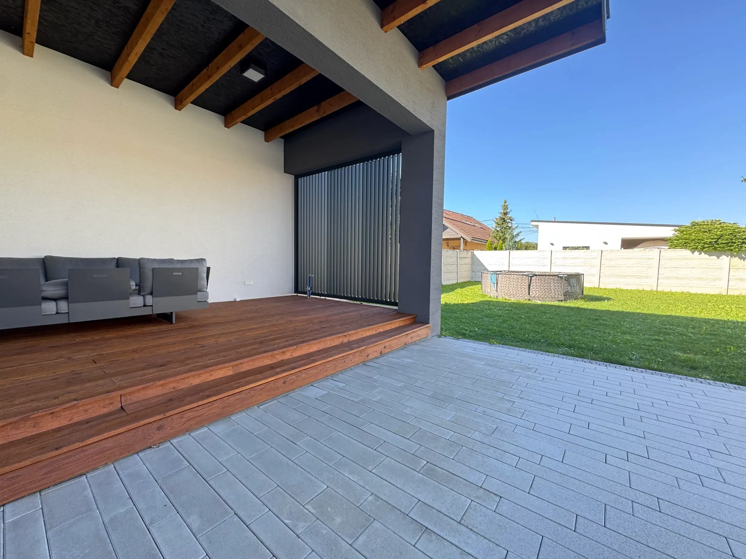 Vertikálne slnolamy na balkóne – ochrana súkromia a regulácia svetla